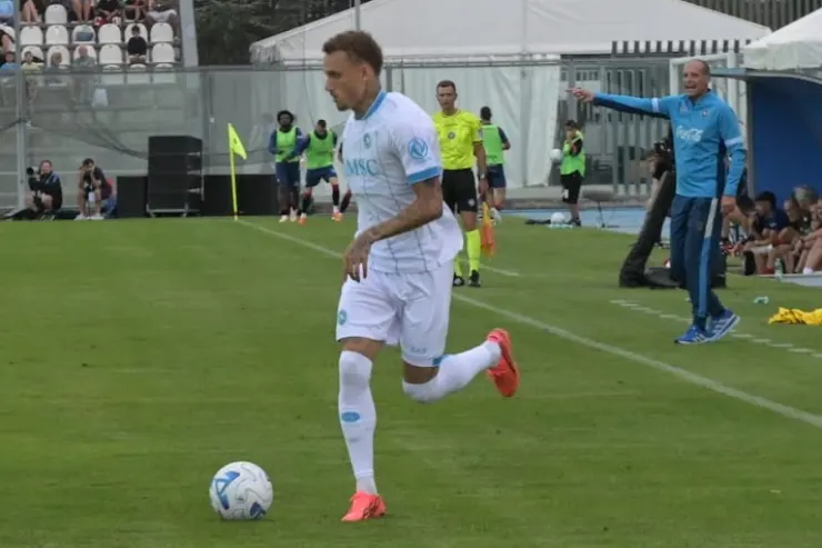 Noа Lang in azione durante una partita del Napoli, con il pallone ai piedi in campo