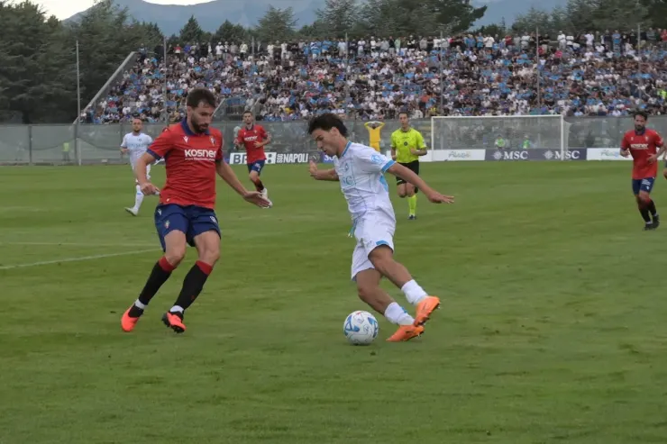 Vergara in azione durante una partita, contrasta un avversario in maglia rossa mentre controlla il pallone