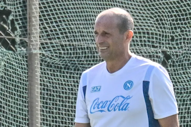 Allegri sorride durante l'allenamento del Napoli, indossa la divisa di allenamento azzurra