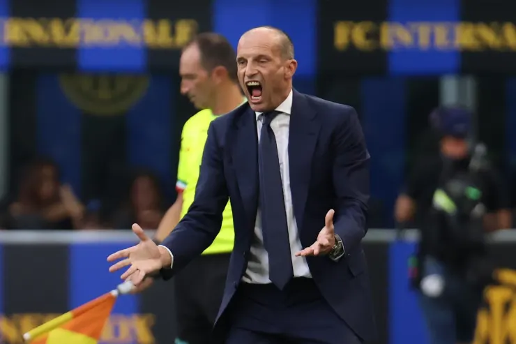 Allegri in piedi durante la panchina, gesticola animatamente con espressione decisa