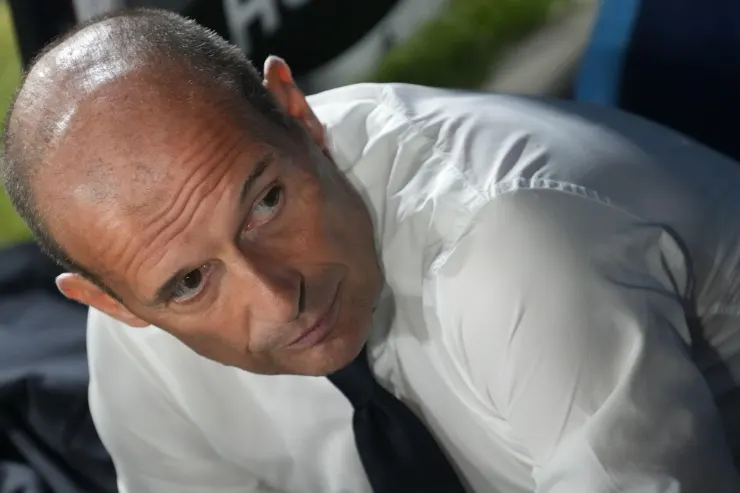 Massimiliano Allegri in panchina durante una partita del Napoli, con espressione concentrata