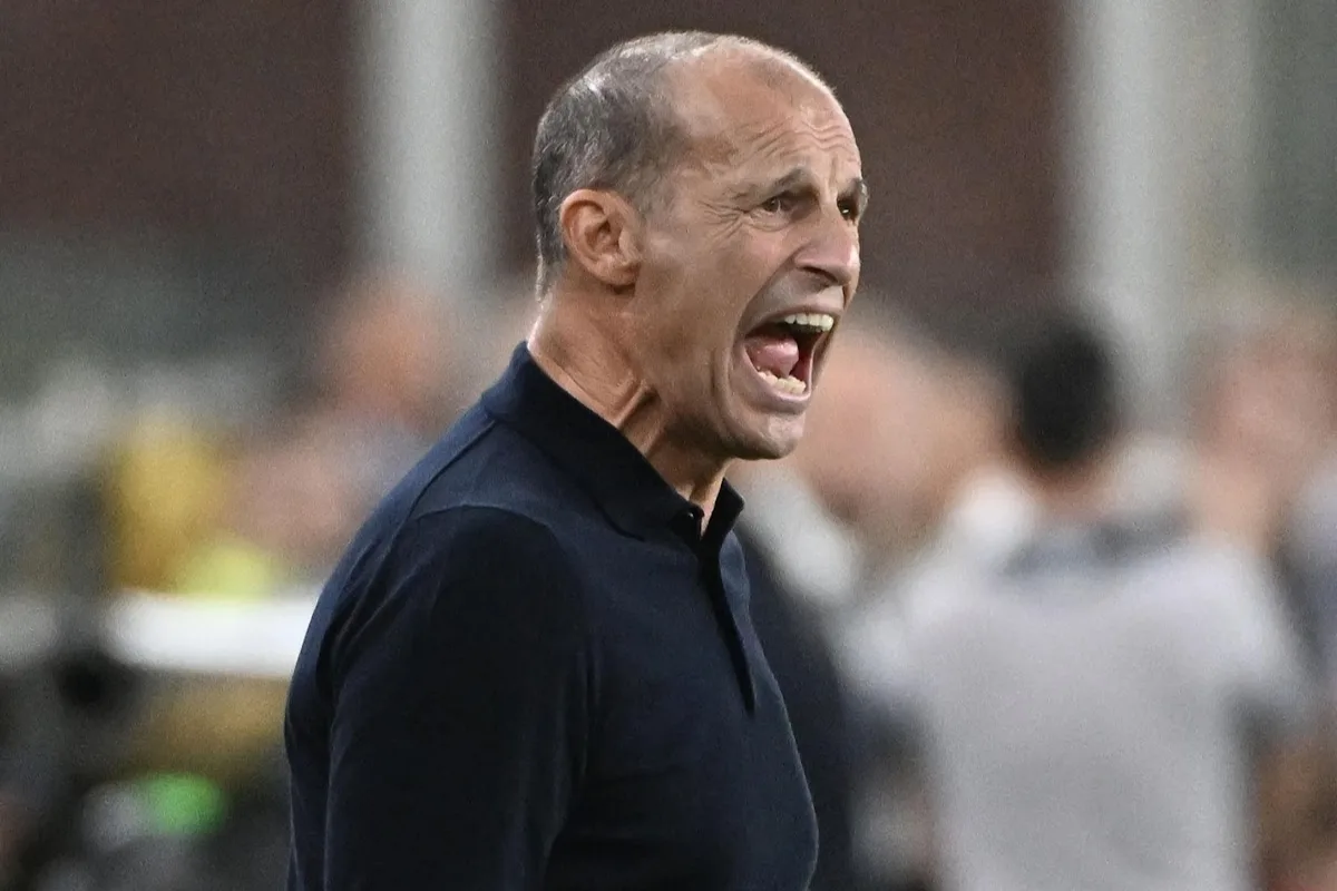 Allegri urla durante una partita, espressione intensa in panchina con la bocca aperta