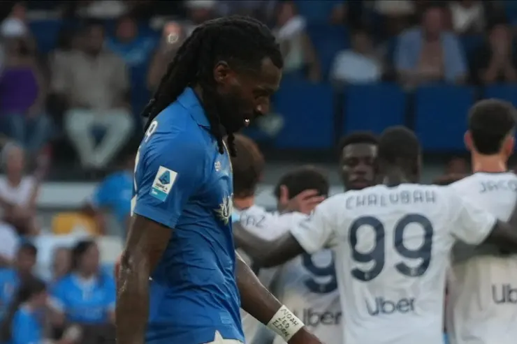 Anguissa in maglia azzurra del Napoli durante una partita di Serie A