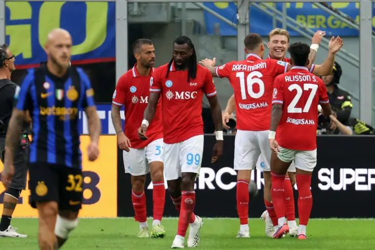 Anguissa e compagni del Napoli esultano durante la partita, con i giocatori in maglia rossa che festeggiano insieme in campo