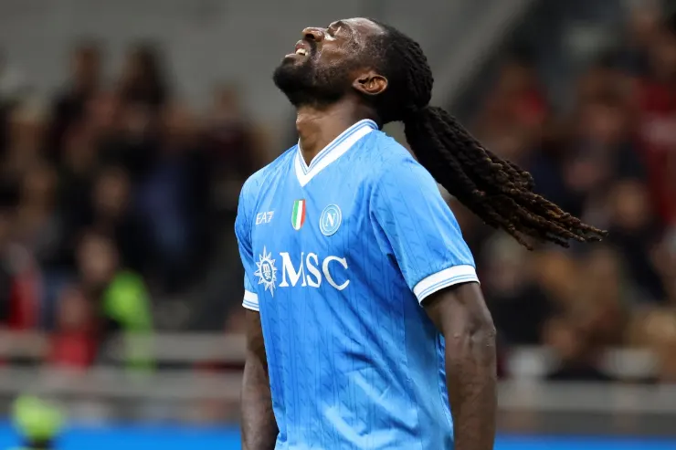 Anguissa in maglia Napoli durante una partita, con sguardo rivolto verso l'alto