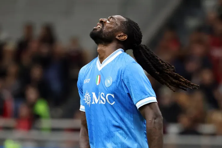 Anguissa in maglia Napoli con sguardo rivolto verso l'alto durante la partita