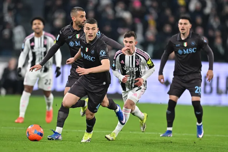 Buongiorno in azione durante una partita di calcio, con pallone ai piedi e avversari intorno