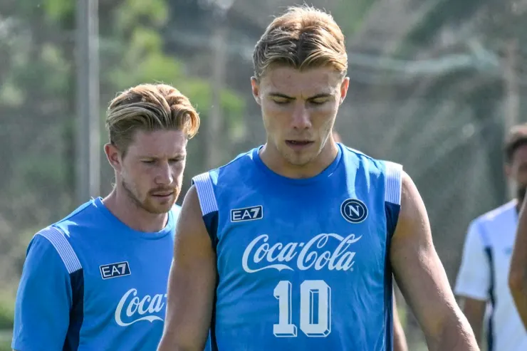 De Bruyne e Hojlund in divisa Napoli con sponsor Coca-Cola durante l'allenamento
