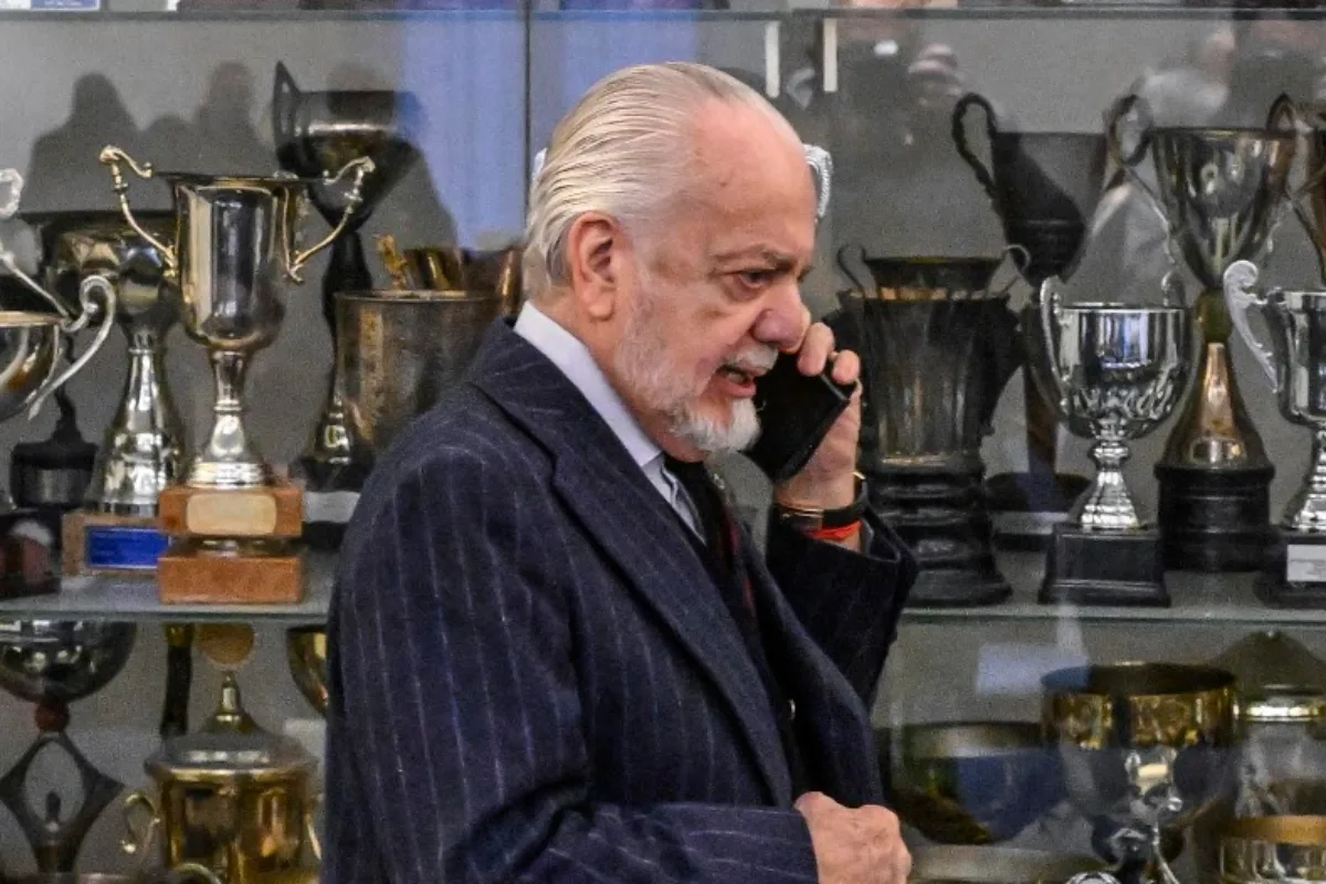 ultras napoli ancora uno striscione contro de laurentiis quando lo zittite da Spazionapoli.it ultras napoli ancora uno striscione contro de laurentiis quando lo zittite