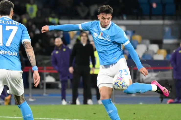 Giocatore del Napoli numero 23 in azione durante una partita, con compagno numero 17 sullo sfondo