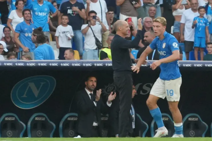 Hojlund in campo con la maglia del Napoli numero 19, durante una partita in Serie A