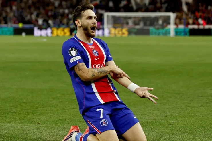 Kvaratskhelia esulta in ginocchio durante una partita con la maglia del PSG