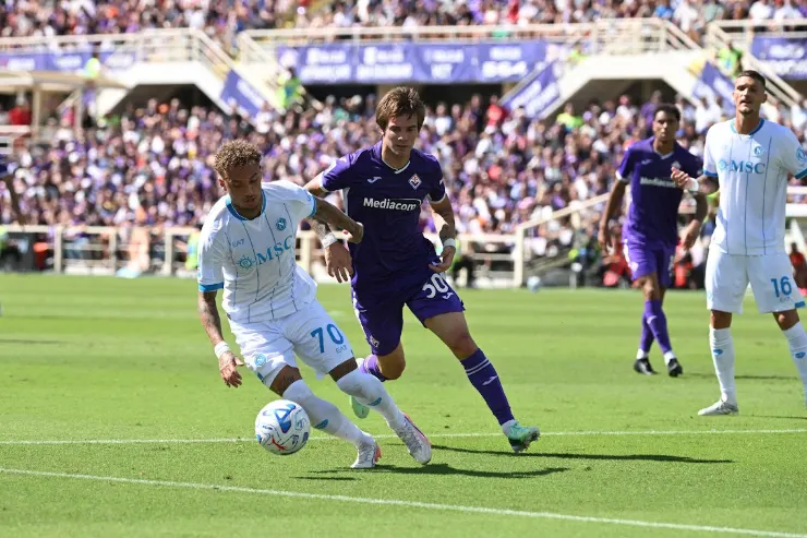 Lang in maglia Napoli contende il pallone a un giocatore della Fiorentina durante una partita di Serie A