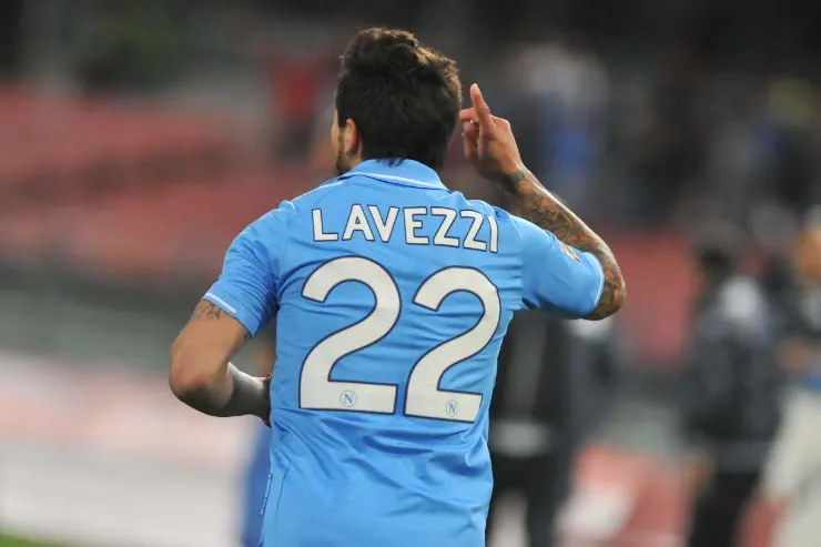 Lavezzi indossa la maglia numero 22 del Napoli, ripreso di spalle durante una partita
