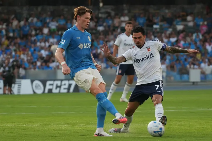 McTominay in maglia blu Napoli contrasta il giocatore avversario in bianco durante una partita di calcio