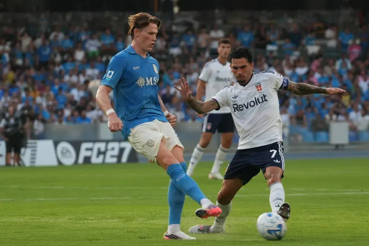 McTominay in maglia blu contrasta con Da Cunha in maglia bianca durante una partita di calcio nello stadio