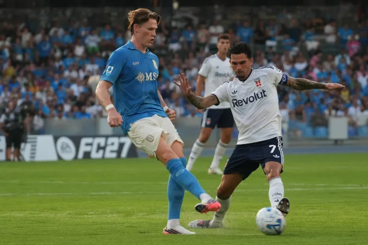McTominay in maglia azzurra del Napoli contrasta Da Cunha durante una partita di calcio