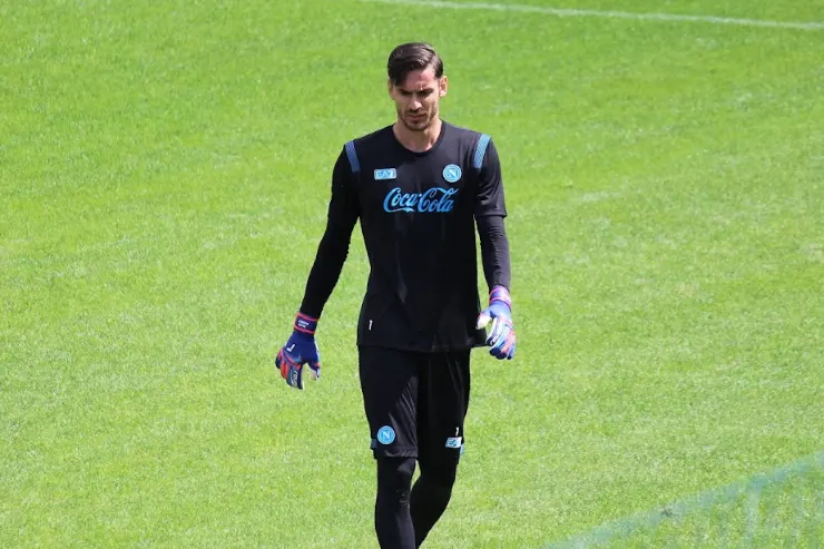 Alex Meret portiere del Napoli in tenuta da allenamento sul campo