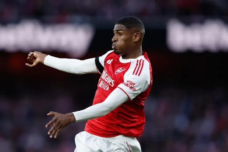 Mosquera in azione con la maglia dell'Arsenal durante una partita, con le braccia aperte in equilibrio