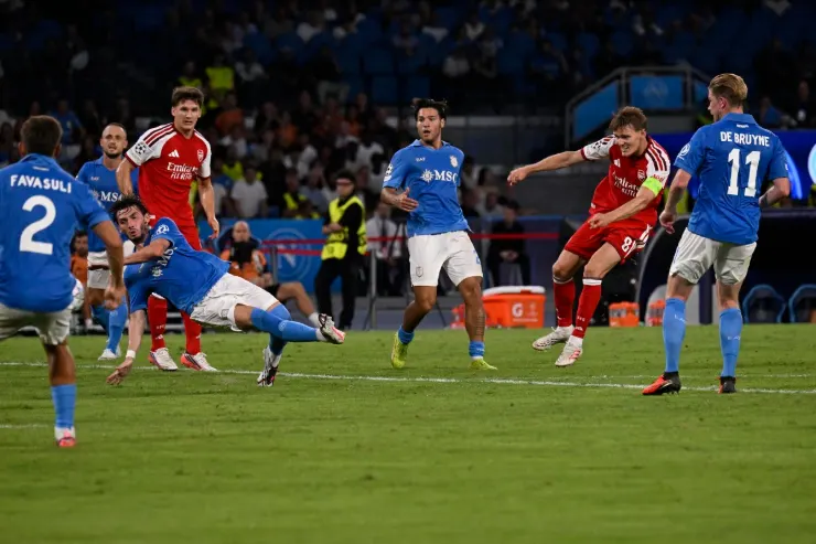 Napoli contro Arsenal in Champions League: difesa azzurra in azione durante la partita