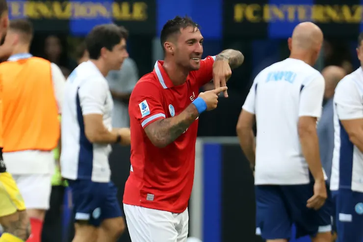 Matteo Politano esulta durante una partita, indossando la maglia della Nazionale italiana rossa