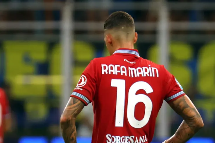 Rafa MarÃn, difensore del Napoli, di spalle durante una partita in maglia rossa numero 16