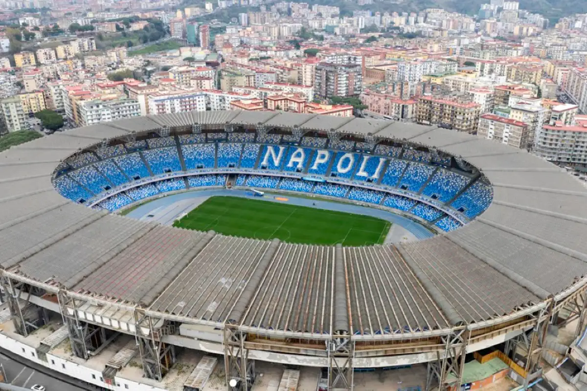 Stadio Diego Armando Maradona di Napoli, vista aerea con settori blu, campo verde e città sullo sfondo
