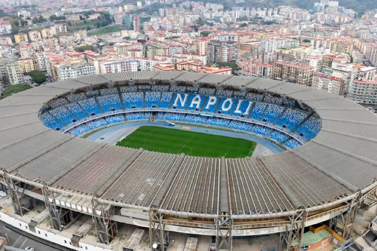 Stadio Diego Armando Maradona di Napoli, vista aerea con tribuna azzurra e campo verde