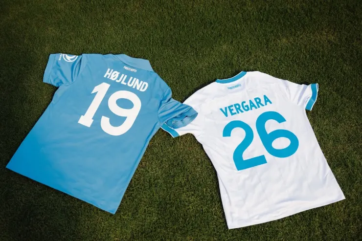 Maglie Napoli Champions League: Higuaìn numero 19 in azzurro e Vergara numero 26 in bianco su prato