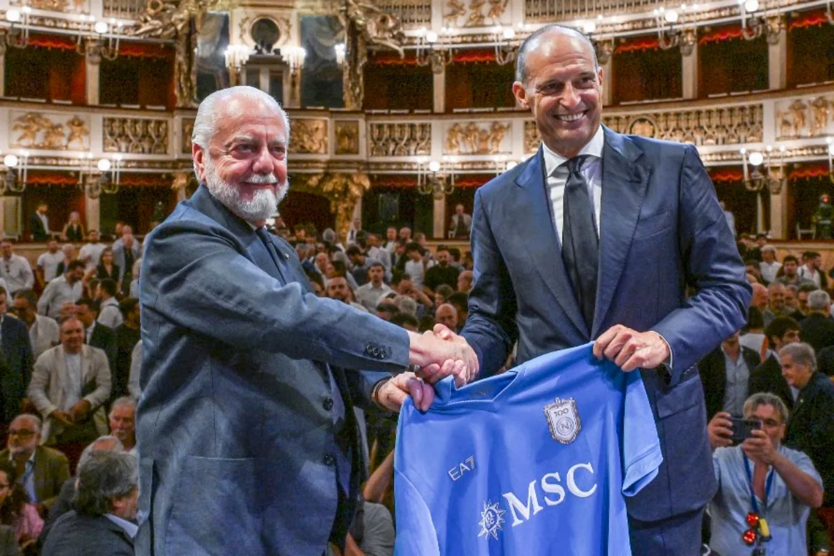Allegri e De Laurentiis si stringono la mano con la maglia del Napoli