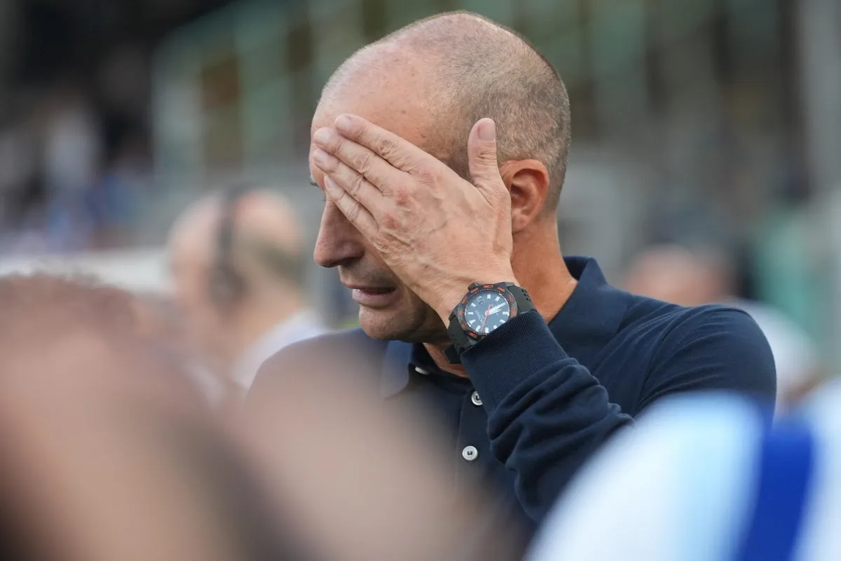 Massimiliano Allegri si dispera in panchina con il Napoli
