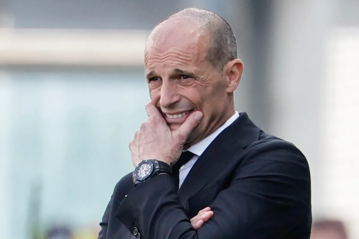 Allegri in abito con espressione pensierosa