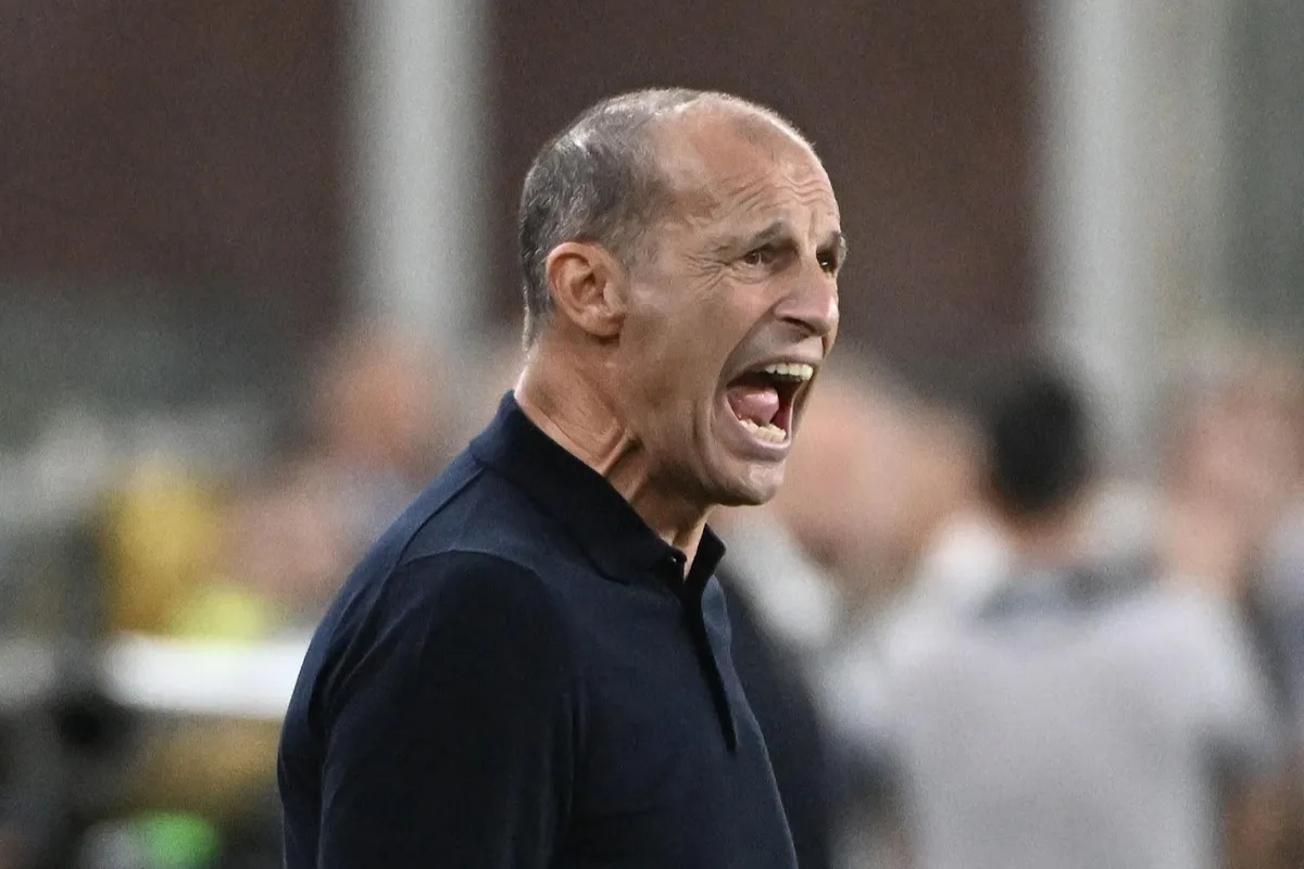 Allegri urla a bordo campo durante Napoli-Bodo/Glimt, con polo scura e sfondo sfocato