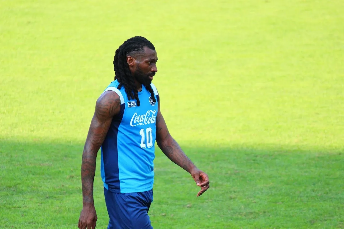 Calciatore con maglia azzurra Napoli numero 10 durante l'allenamento sul campo