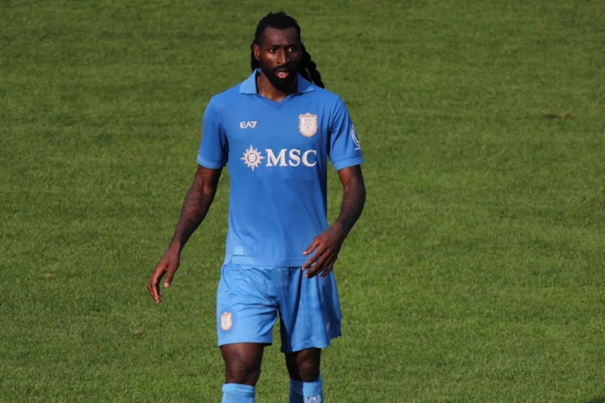 Anguissa del Napoli in maglia azzurra con sponsor MSC durante l'allenamento