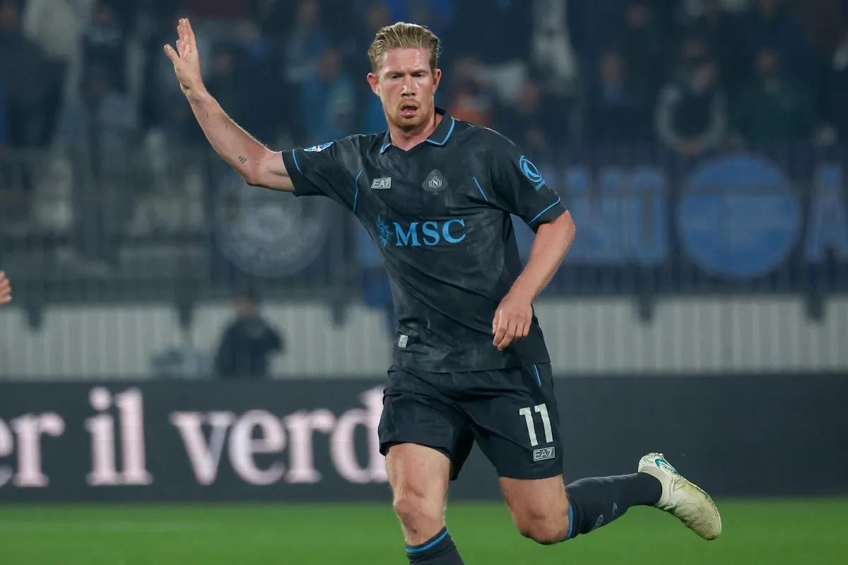 De Bruyne durante la partita, con il braccio alzato
