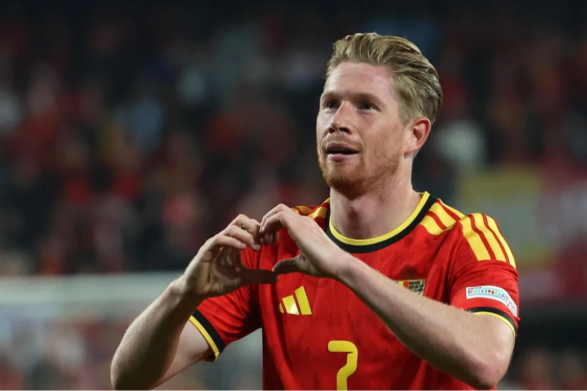 Kevin De Bruyne in maglia Belgio numero 7 durante la partita contro la Turchia, festeggia con le mani a forma di cuore