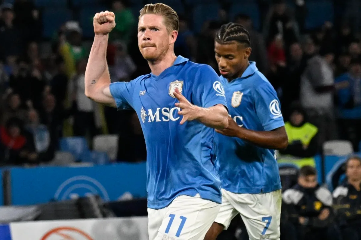 Calciatore del Napoli con la maglia azzurra n.11 esulta a pugno alzato, accanto al compagno con il n.7