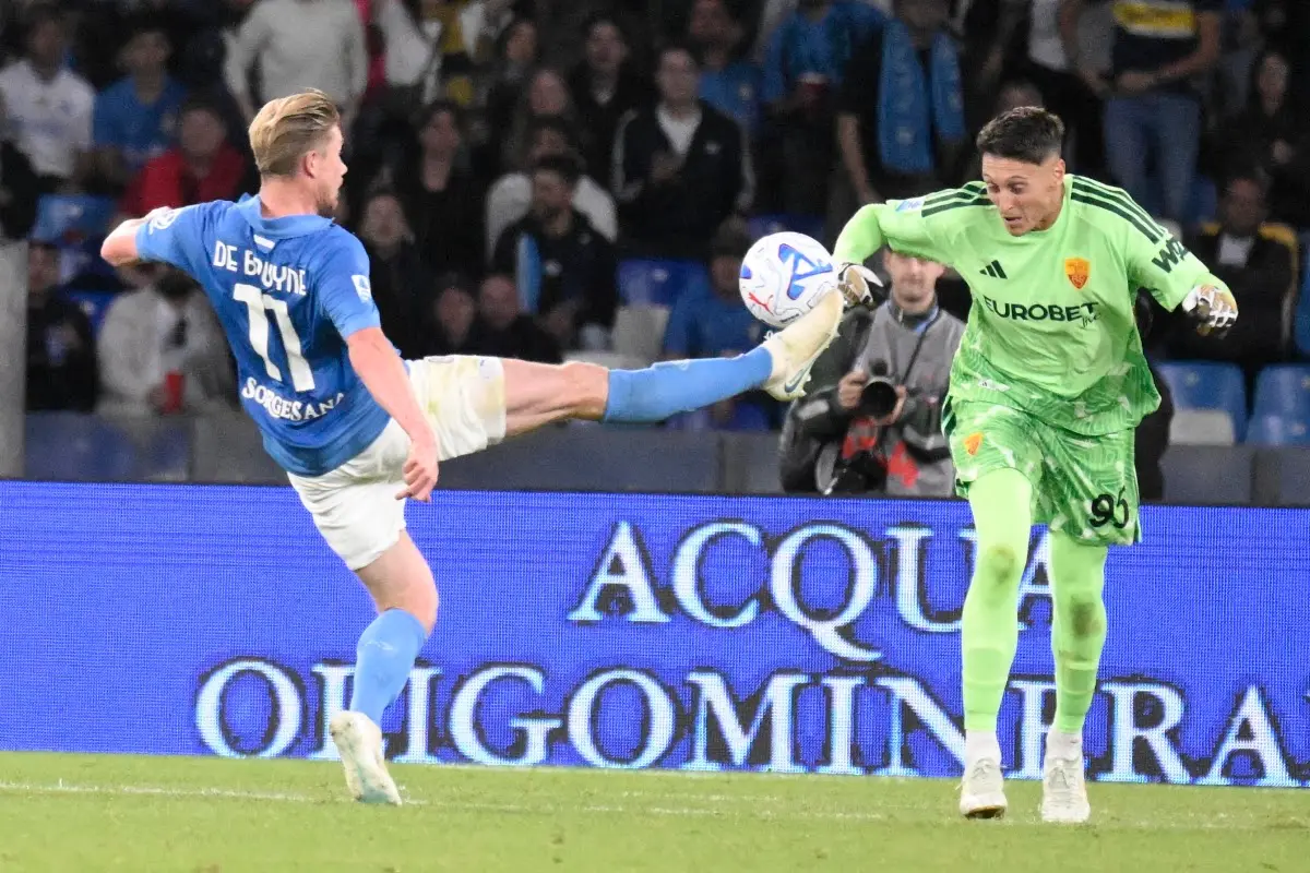De Bruyne calcia il pallone davanti a Gollini