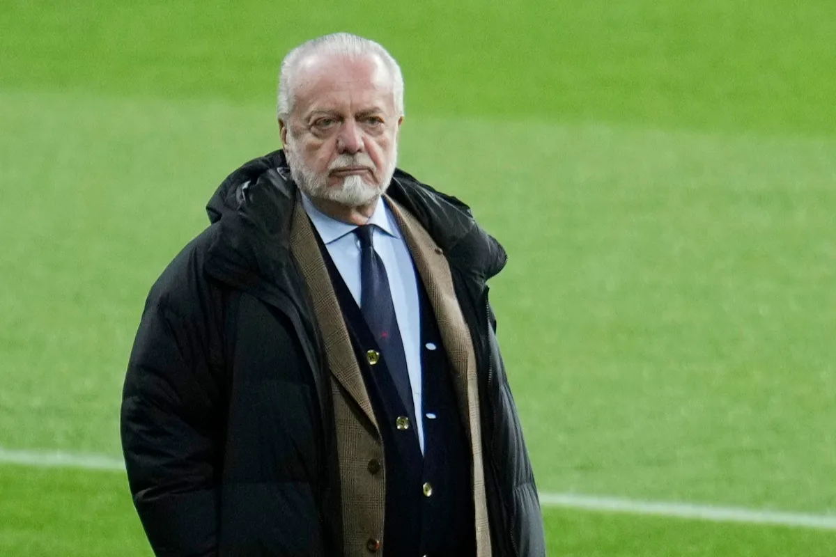 Aurelio De Laurentiis in giacca nera e cravatta blu sul campo di calcio