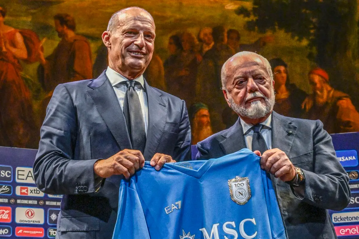 Aurelio De Laurentiis e Massimiliano Allegri mostrano la maglia del Napoli durante un incontro ufficiale