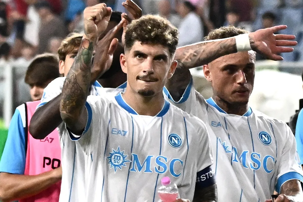 Giovanni Di Lorenzo in maglia Napoli grigia con sponsor MSC durante una partita
