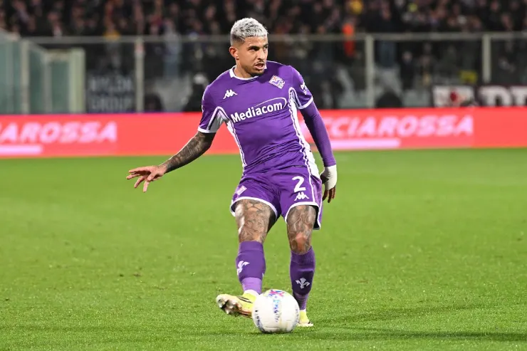 Dodò in azione con la maglia della Fiorentina viola, numero 2, durante una partita di calcio