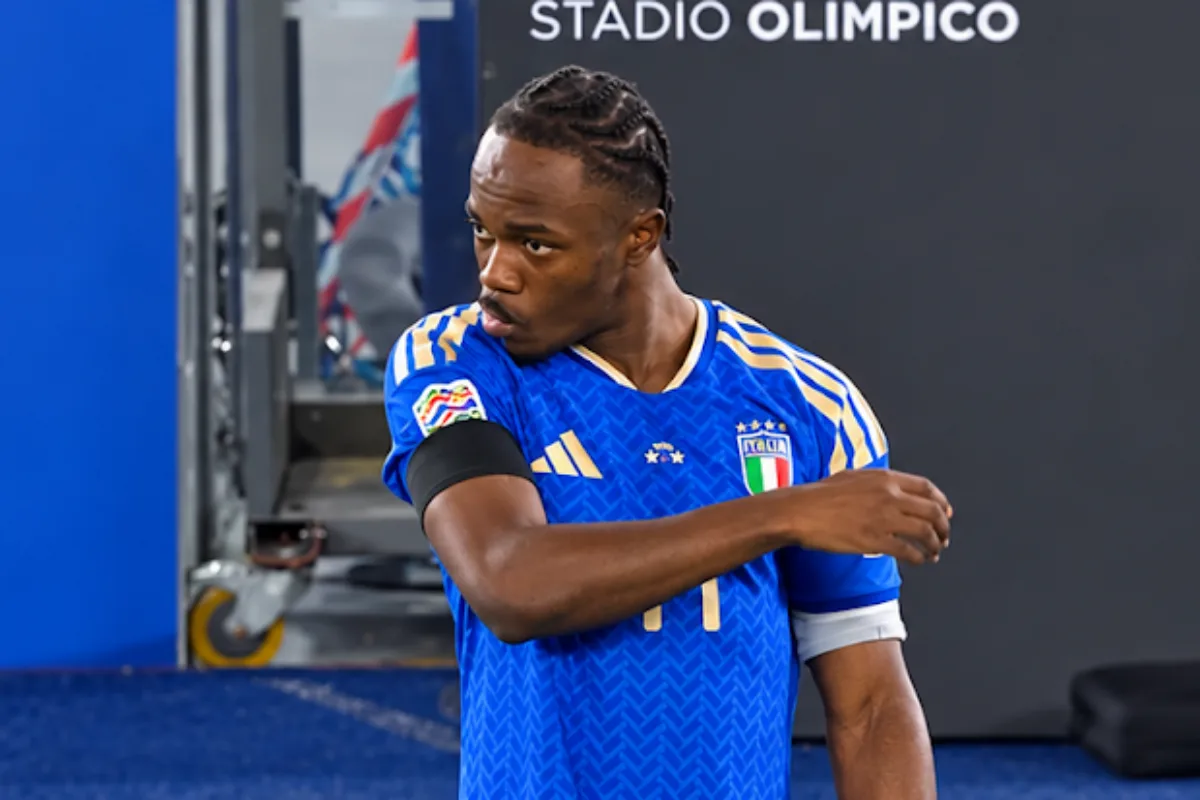 Zoma con la maglia blu della Nazionale italiana e fascia nera al braccio, davanti a un cartello Stadio Olimpico