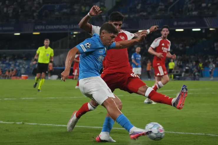 Favasuli in azione durante una partita di Champions League con la maglia azzurra del Napoli