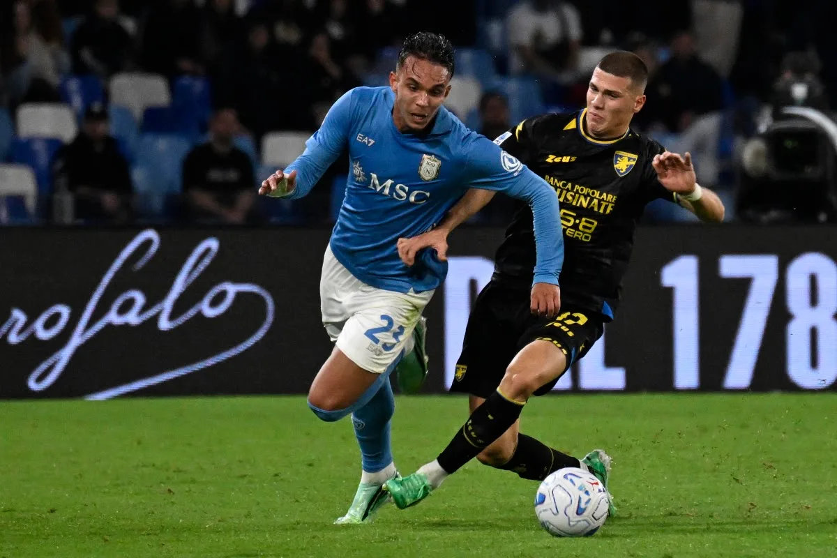 Giovane del Napoli con maglia azzurra contrasta un avversario in maglia nera Ferrovia Ferrovia durante una partita allo stadi