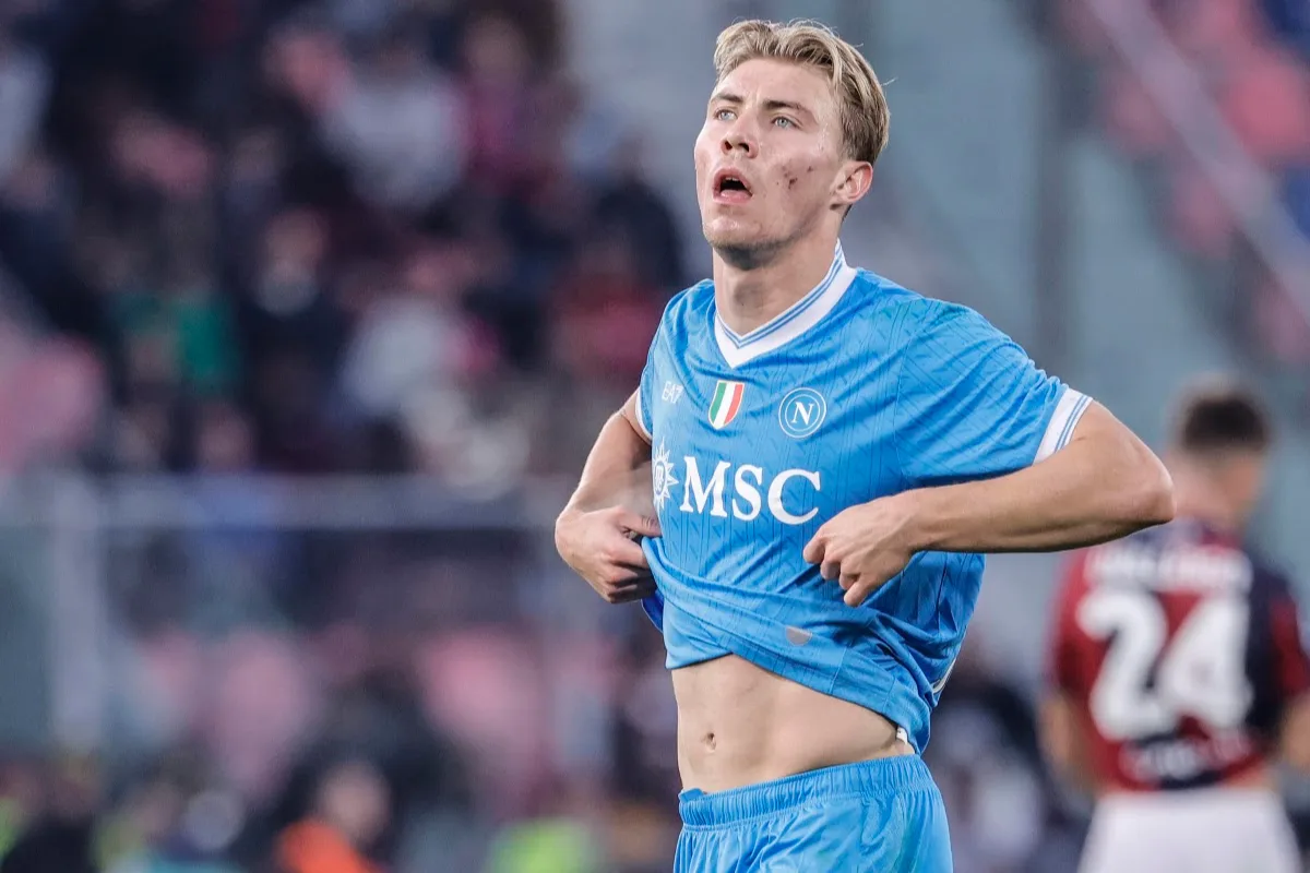 Hojlund in maglia azzurra durante una partita