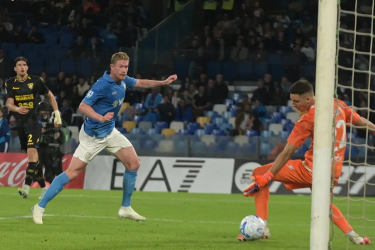 De Bruyne in maglia azzurra del Napoli batte Palmisani e sigla il gol