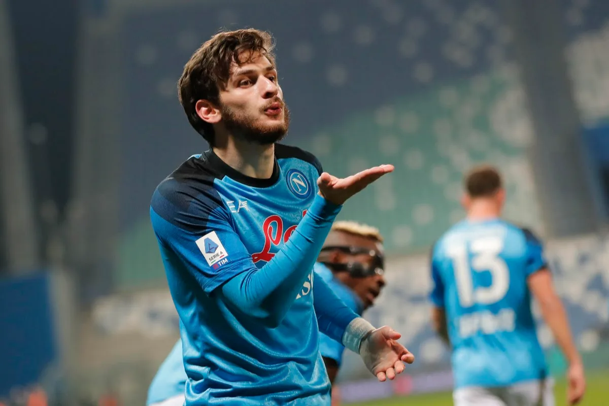 Kvaratskhelia in maglia Napoli durante una partita, con gesto espressivo in campo