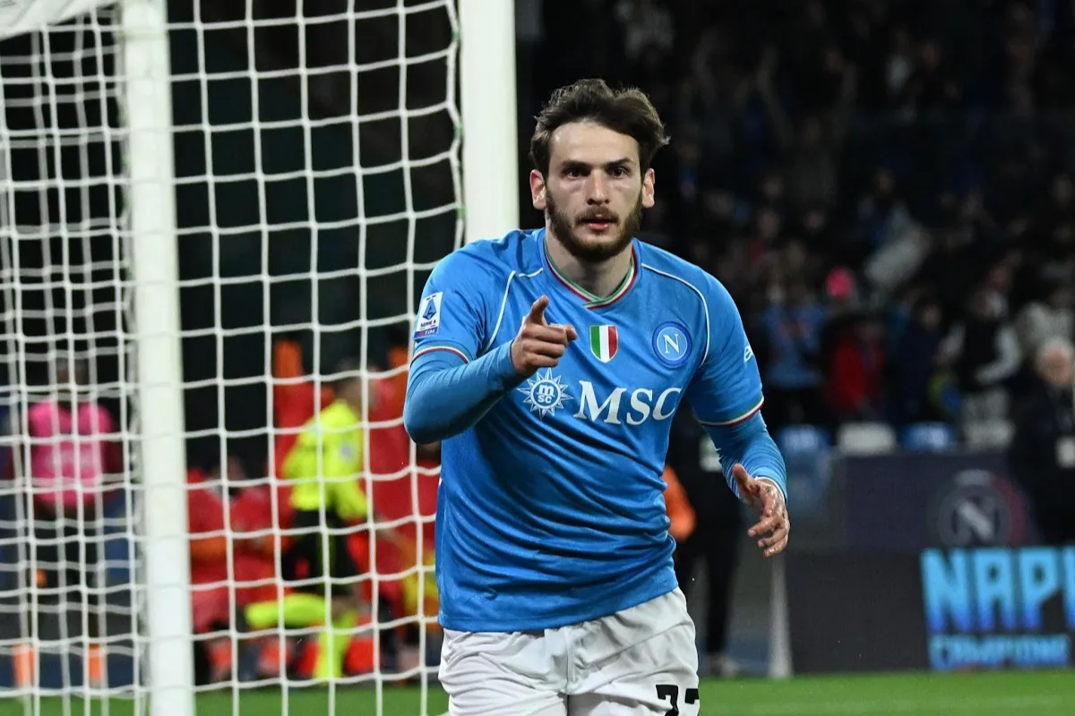 Calciatore del Napoli con maglia azzurra e sponsor MSC indica con il dito davanti alla rete della porta
